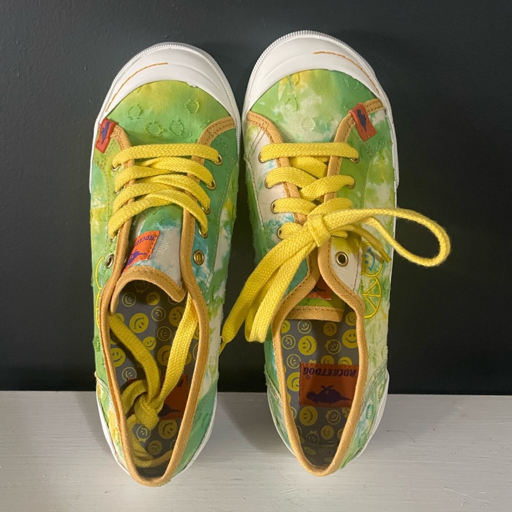 Rocket Dog Jiggle Green Yellow Peace Sign Smiley Print New in Box size 9